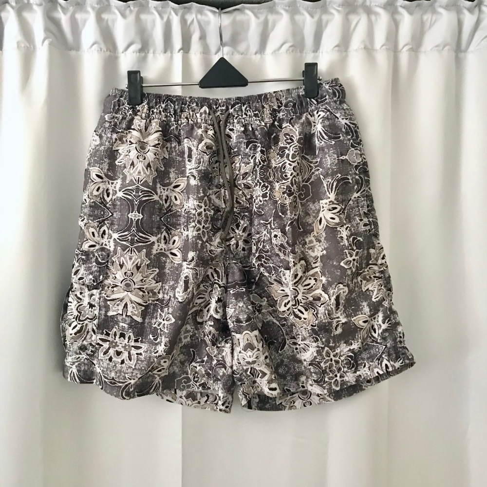 Islander Monochrome Floral Swim Trunks / Shorts